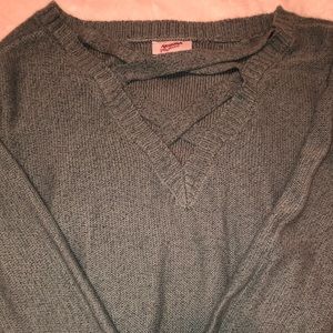 Long sleeve sweater.